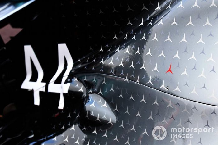 Red Star on Mercedes AMG F1 W10 in tribute of Niki Lauda