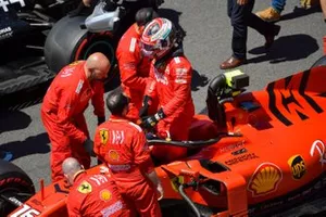 Charles Leclerc, Ferrari, arriveert op de grid