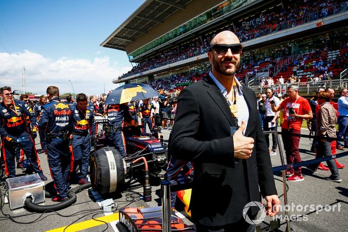 El luchador de WWE Cesaro en la parrilla