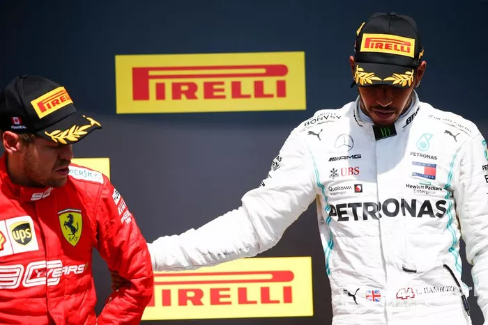 No pódio, Lewis Hamilton puxou Vettel e colocou o alemão ao seu lado no degrau mais lado ao seu lado. O alemão ficou sem graça e não sabia se subia ou descia.