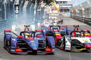 Robin Frijns, Envision Virgin Racing, Audi e-tron FE05 battles with Lucas Di Grassi, Audi Sport ABT Schaeffler, Audi e-tron FE05 at the start