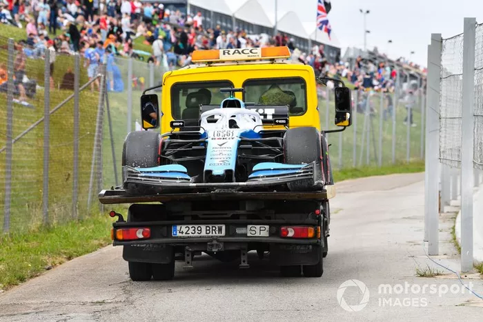 El coche de George Russell, Williams Racing FW42, es devuelto a los boxes en una grúa