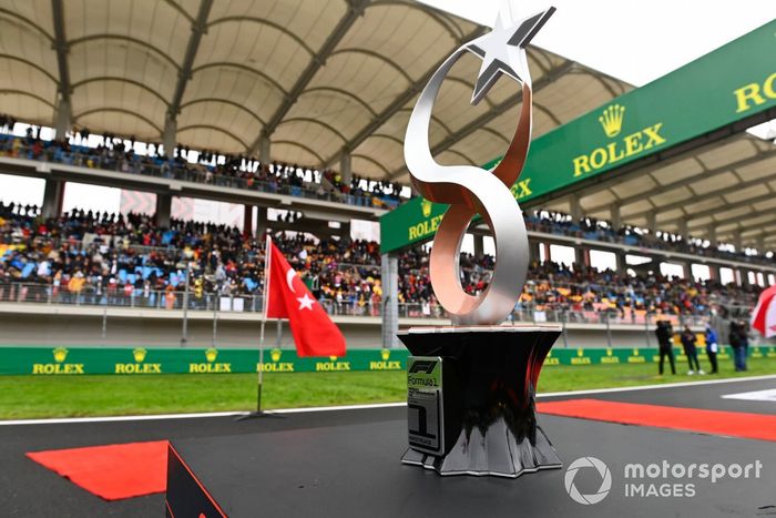 El trofeo en la parrilla antes de la salida