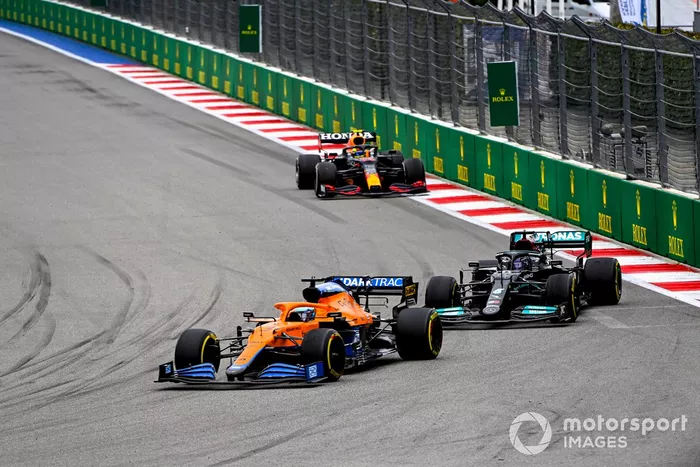 Daniel Ricciardo, McLaren MCL35M, Lewis Hamilton, Mercedes W12, y Sergio Pérez, Red Bull Racing RB16B