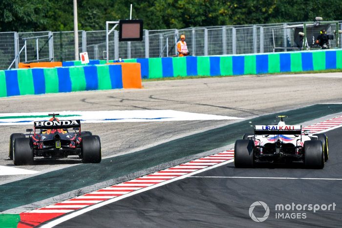 Max Verstappen, Red Bull Racing RB16B, se desplaza mientras lucha con Mick Schumacher, Haas VF-21