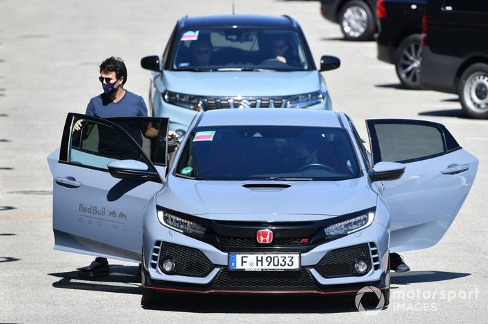 Sergio Pérez, Red Bull Racing, en un Honda Civic Tyoe R