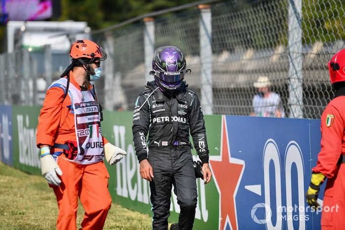 Lewis Hamilton, de Mercedes, se aleja del lugar del accidente