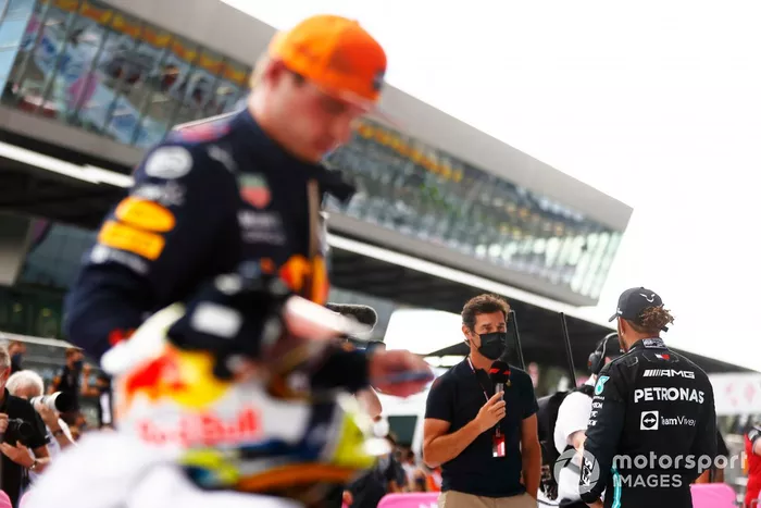 Segundo lugar Lewis Hamilton, Mercedes, es entrevistado por Mark Webber, Channel 4 F1