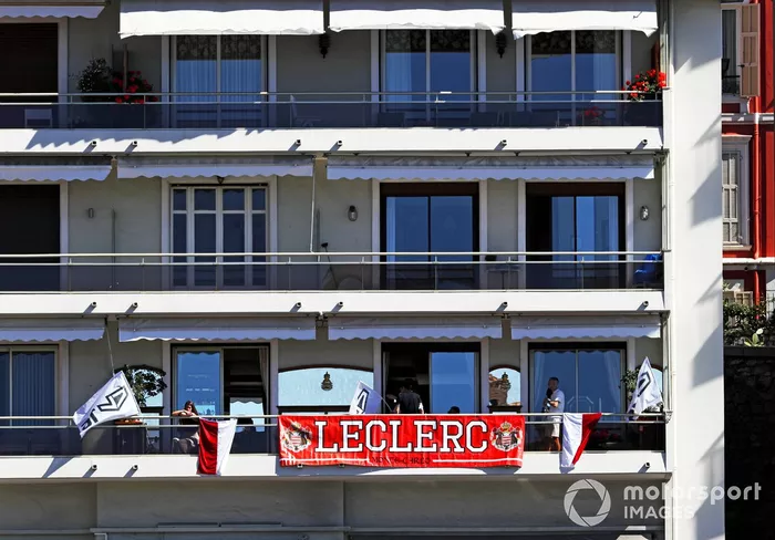 Pancarta de apoyo a Charles Leclerc, Ferrari