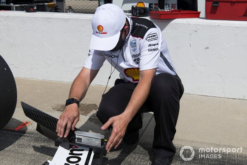 El Team Penske Chevrolet afina el ángulo de un alerón delantero