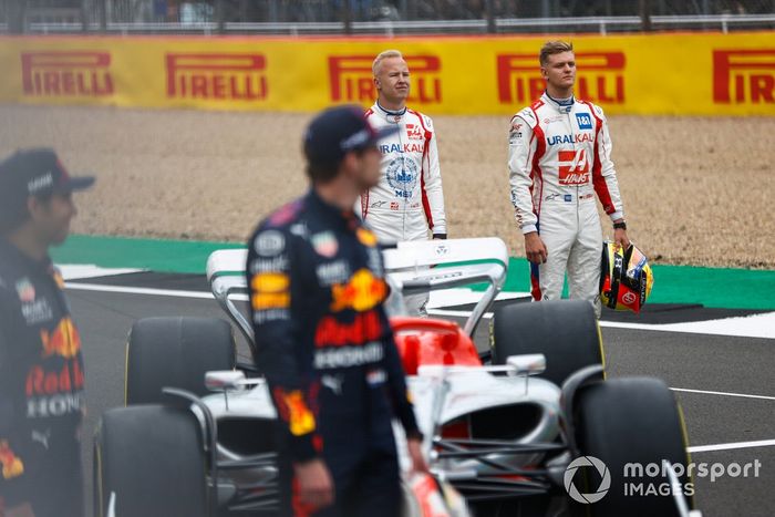 Mick Schumacher, Haas F1, Nikita Mazepin, Haas F1 en el evento de lanzamiento del coche de Fórmula 1 de 2022 en la parrilla de Silverstone