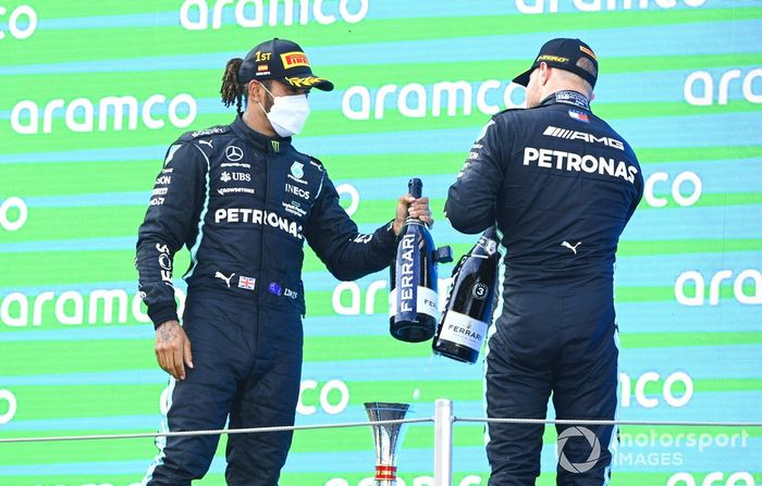 Podio: ganador de la carrera Lewis Hamilton, Mercedes, tercer lugar Valtteri Bottas, Mercedes