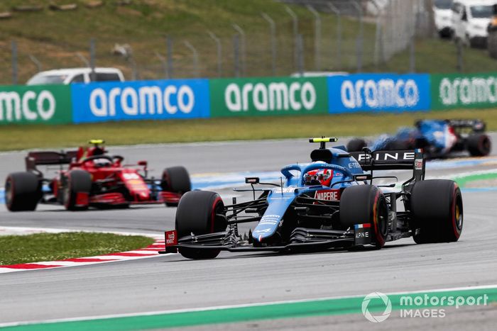 Esteban Ocon, Alpine A521, Carlos Sainz Jr., Ferrari SF21