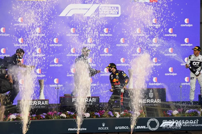 Podio: segundo lugar Sebastian Vettel, Aston Martin, ganador de la carrera Sergio Pérez, Red Bull Racing, tercer lugar Pierre Gasly, AlphaTauri