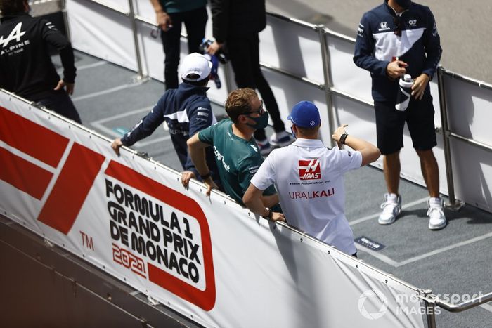 Sebastian Vettel, Aston Martin y Mick Schumacher, Haas 