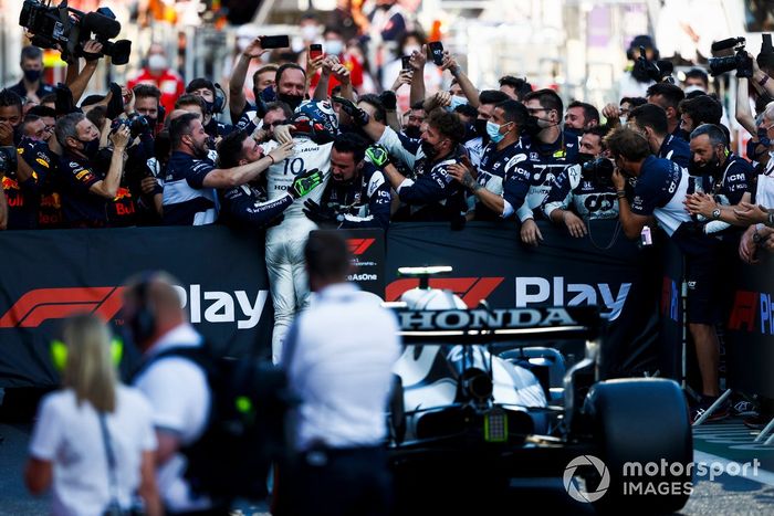 Pierre Gasly, AlphaTauri, 3ª posición, celebra con su equipo en el Parc Ferme