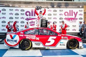 Race winner Kyle Larson, Hendrick Motorsports, Chevrolet Camaro Valvoline