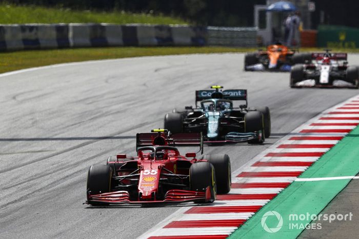 Carlos Sainz Jr., Ferrari SF21, Sebastian Vettel, Aston Martin AMR21