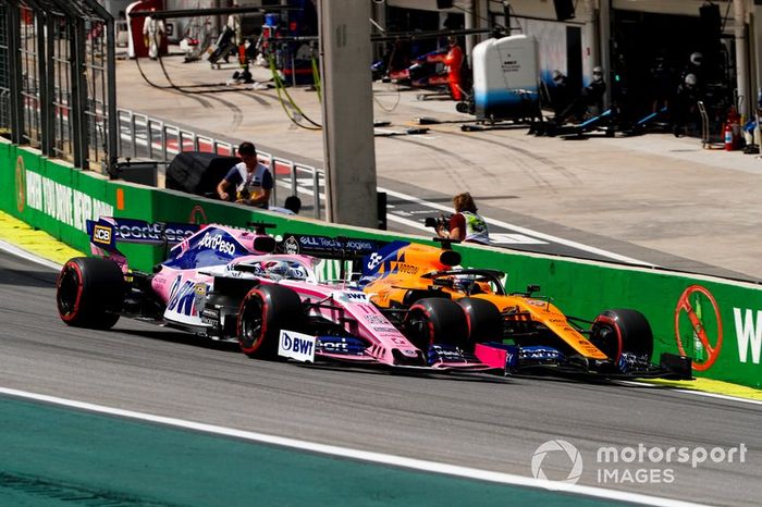 La lotta tra Sergio Perez, Racing Point RP19 e Carlos Sainz Jr., McLaren MCL34