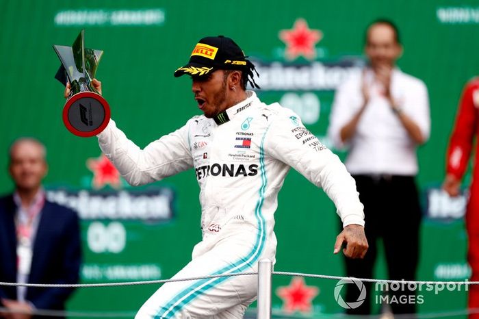 Lewis Hamilton, Mercedes AMG F1, con su trofeo
