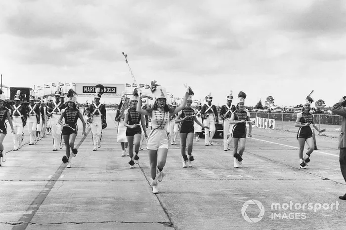 Majorettes y la banda antes del comienzo de la carrera