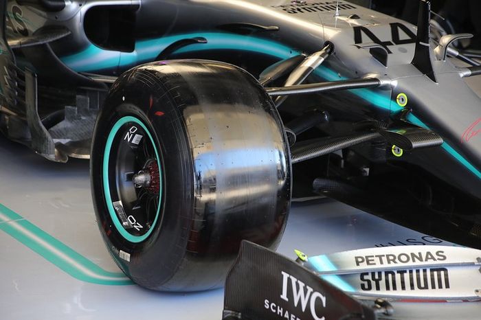 Mercedes AMG F1 W10, suspensión delantera