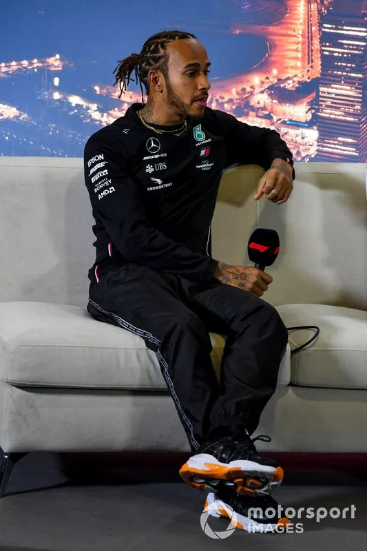 Lewis Hamilton, Mercedes-AMG Petronas F1 en la conferencia de prensa 