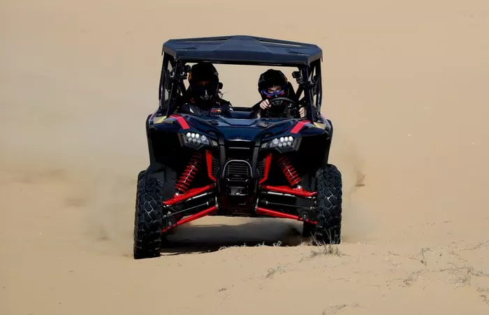 Max Verstappen, Alexander Albon, Red Bull Racing, Red Bull Desert Racing en Skydive Dubai