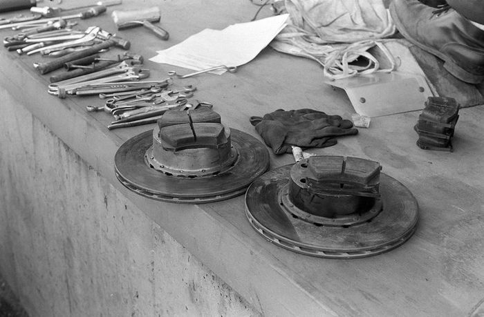 Discos de freno y pastillas de repuesto esperando en boxes