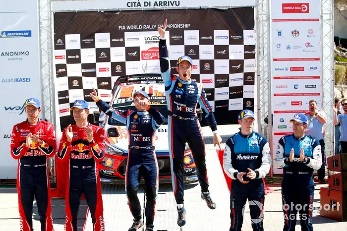 Podio: Thierry Neuville, Nicolas Gilsoul, Hyundai Motorsport Hyundai i20 Coupe WRC, Sébastien Ogier, Julien Ingrassia, Citroën World Rally Team Citroen C3 WRC, Elfyn Evans, Scott Martin, M-Sport Ford WRT Ford Fiesta WRC