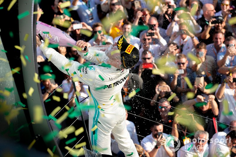 Valtteri Bottas, Mercedes AMG F1, vincitore, festeggia con lo champagne sul podio