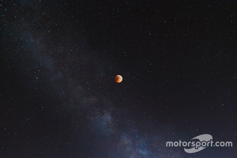 NASA запустила миссию по исследованию Марса «Марс Глобал Сервейор», которая продолжалась до 2007 года