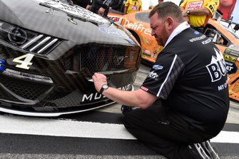 Cheddar Smith tapes up the nose of Kevin Harvick's Stewart-Haas Racing, Ford Mustang Busch Beer Car2Can
