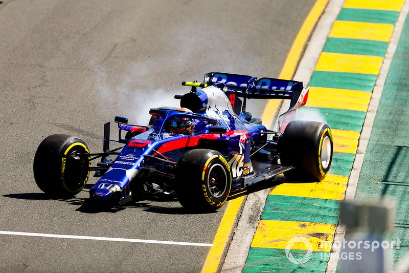 Alexander Albon, Toro Rosso STR14 melintir