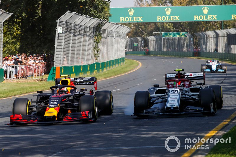 Pierre Gasly, Red Bull Racing RB15, in lotta con Antonio Giovinazzi, Alfa Romeo Racing C38
