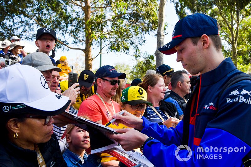 Daniil Kvyat, Toro Rosso signs a autograph for a fan