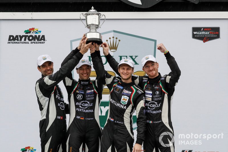 #11 GRT Grasser Racing Team Lamborghini Huracan GT3, GTD: Mirko Bortolotti, Christian Engelhart, Rik Breukers, Rolf Ineichen, sur le podium