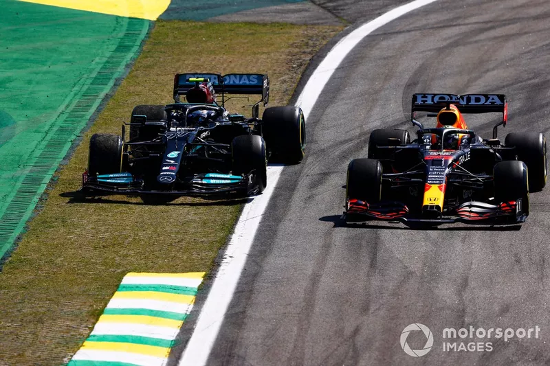 Max Verstappen, Red Bull Racing RB16B, e Valtteri Bottas, Mercedes W12