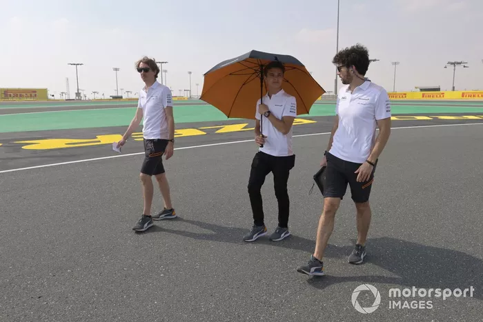 Lando Norris, McLaren, recorre la pista de Losail