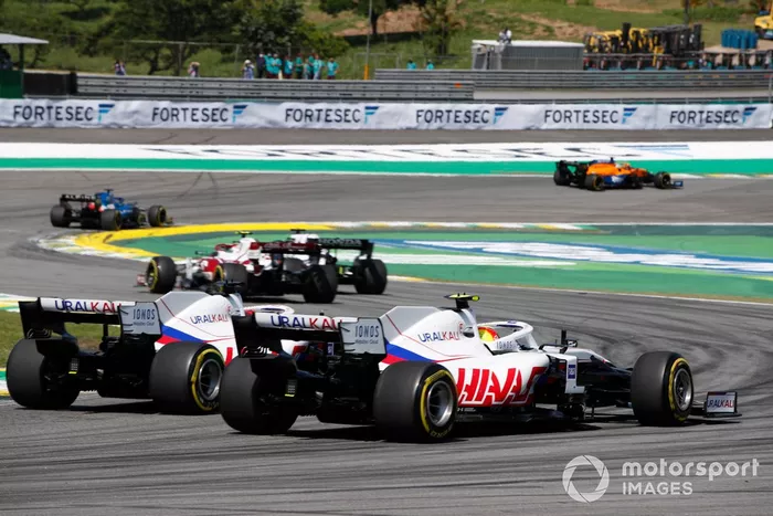 Mick Schumacher, Haas VF-21, lucha con Nikita Mazepin, Haas VF-21