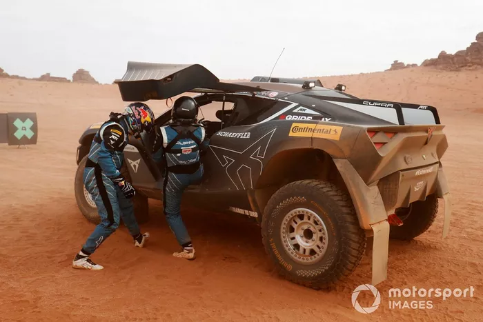Nasser Al-Attiyah, Abt Cupra XE, y Jutta Kleinschmidt, ABT CUPRA XE