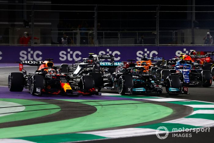 Max Verstappen, Red Bull Racing RB16B, se sale de la pista mientras lucha con Lewis Hamilton, Mercedes W12 en el primer reinicio 