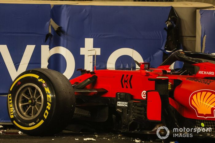 Coche dañado de Charles Leclerc, Ferrari SF21, tras un accidente en la FP2