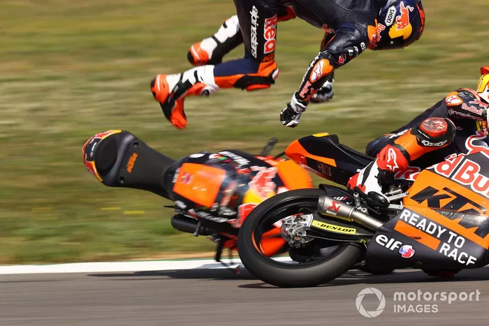 Caída de Deniz Oncu, Red Bull KTM Tech3 