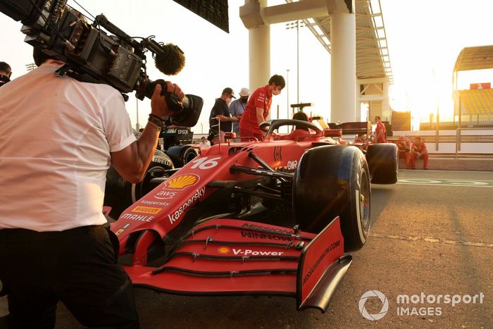 El coche de Charles Leclerc, Ferrari SF21 en el pit lane