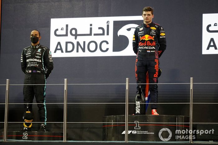 Podio: segundo lugar Lewis Hamilton, Mercedes, ganador y campeón Max Verstappen, Red Bull Racing