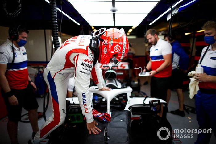 Pietro Fittipaldi, con un Haas F1 Team VF-19 adaptado (muleto) con los Pirelli de 18 pulgadas  