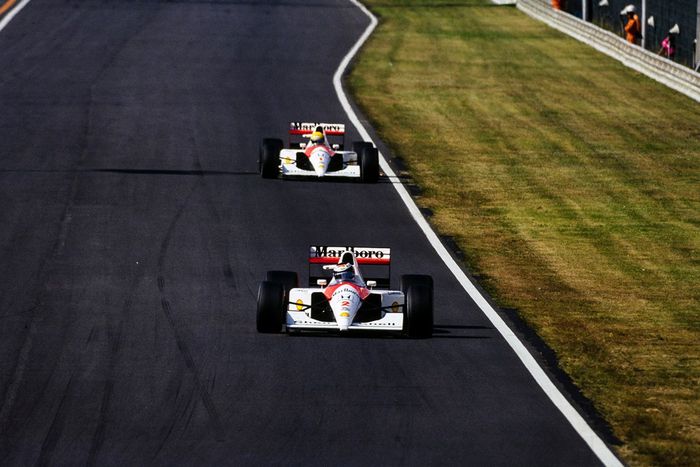 アイルトン・セナをリードするマクラーレンMP4-6ホンダ、ゲルハルト・ベルガー