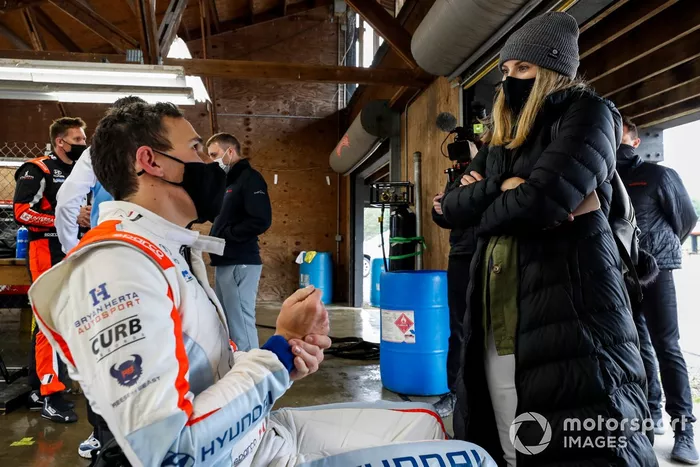 Robert Wickens con Karli Wickens, Bryan Herta Autosport, Hyundai Veloster N TCR 
