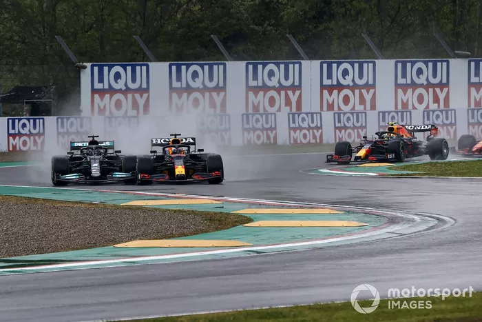 Lewis Hamilton, Mercedes W12, Max Verstappen, Red Bull Racing RB16B, hacer contacto en la vuelta de apertura